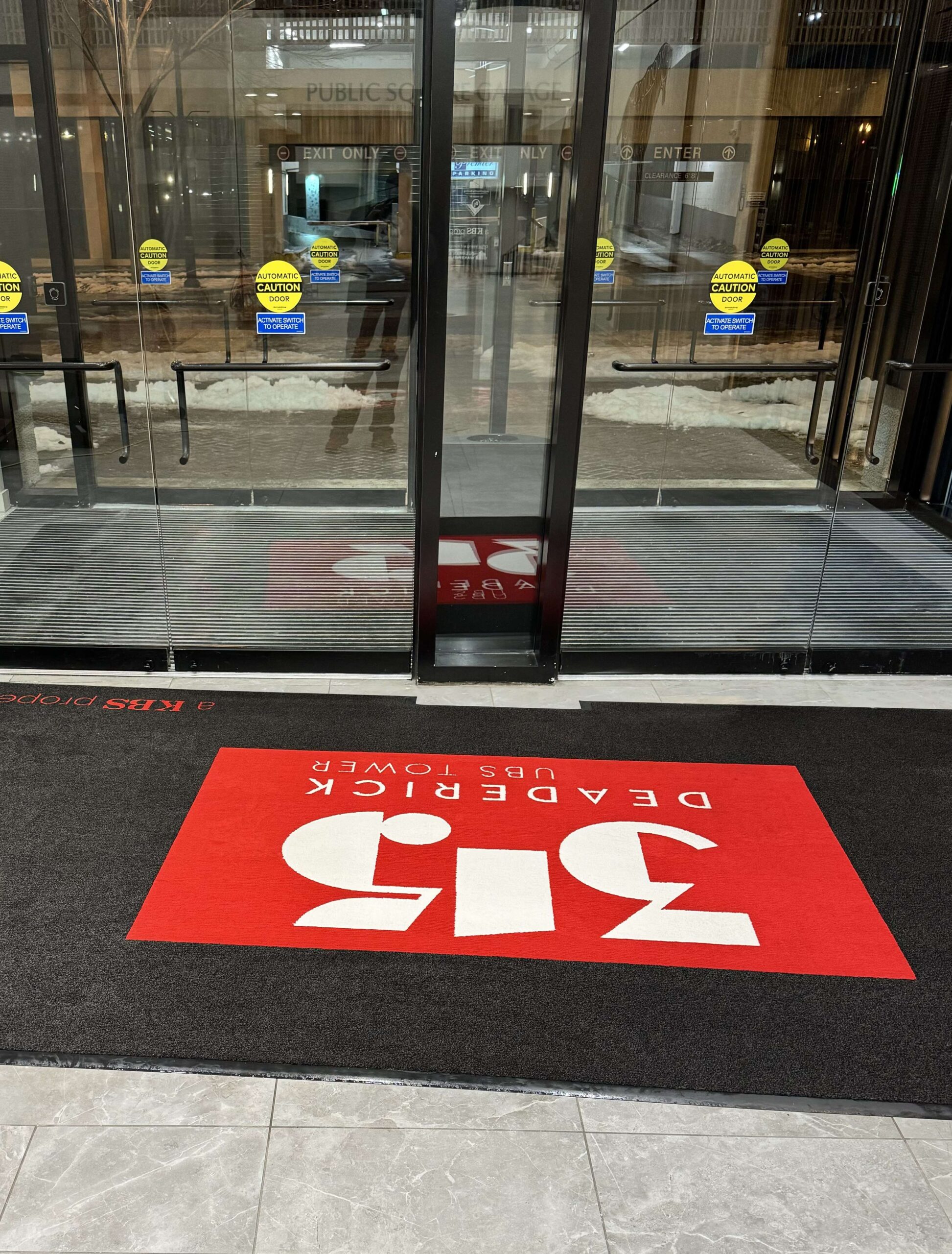 A clean red and white carpet on the entrance of Deaderick UBS Tower, after cleaning. DPM Surface Care