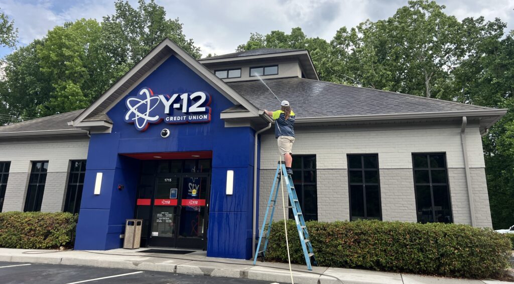 Roof cleaning , roof soft wash